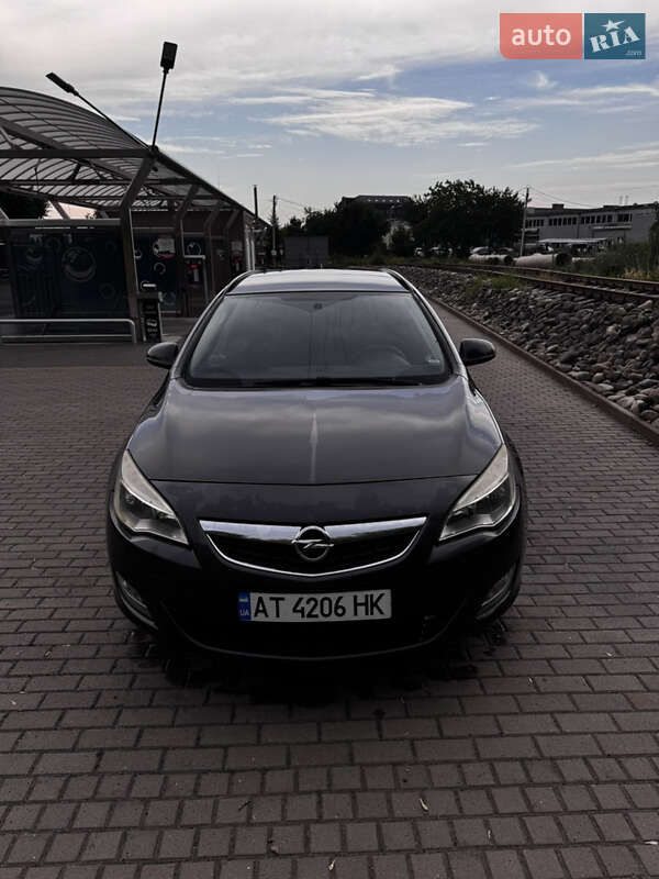 Универсал Opel Astra 2012 в 