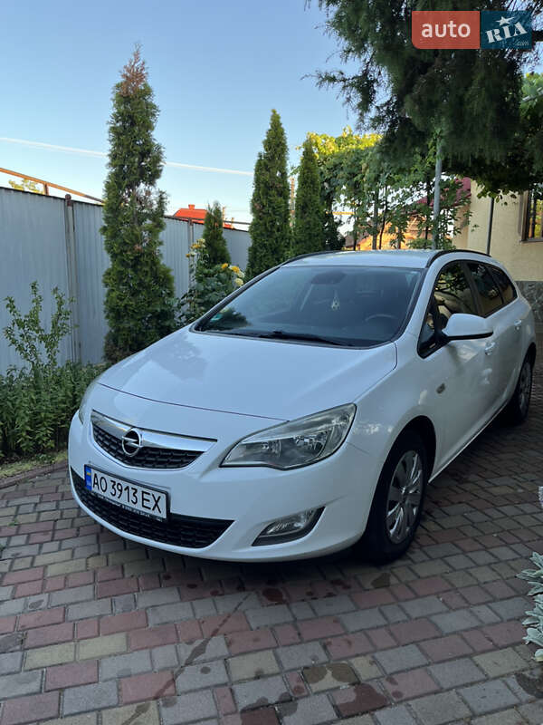 Универсал Opel Astra 2011 в Мукачево