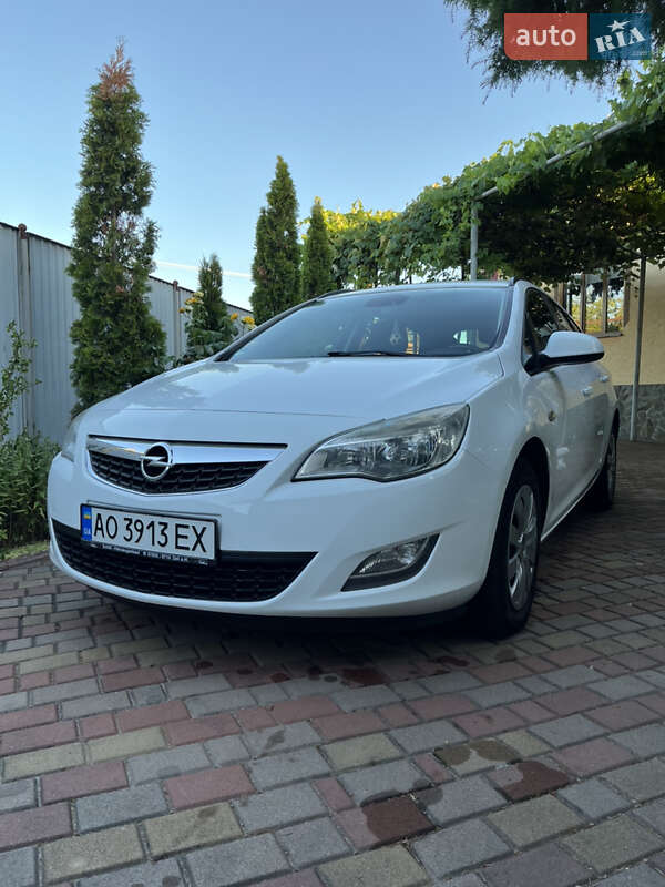 Универсал Opel Astra 2011 в Мукачево