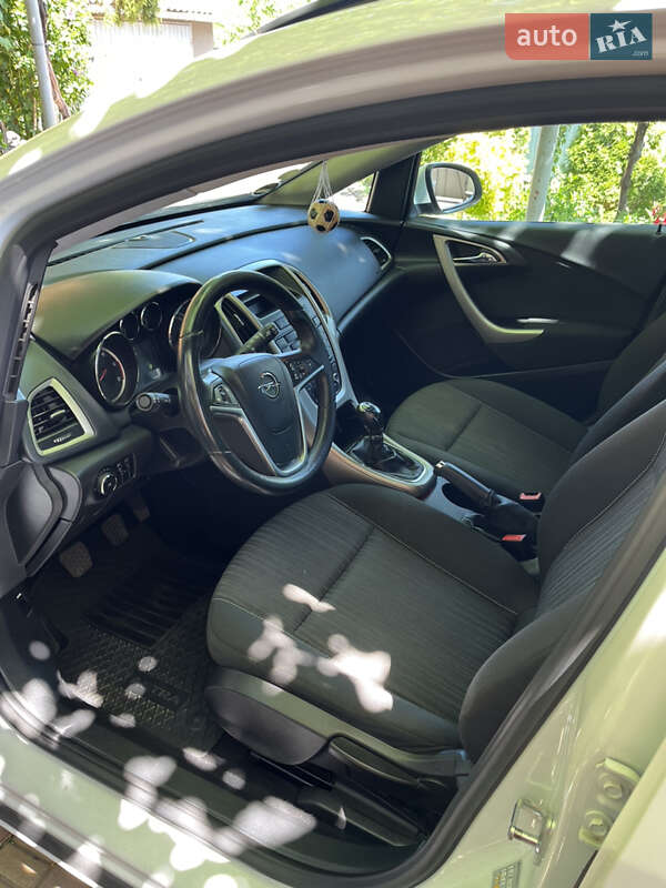 Универсал Opel Astra 2011 в Мукачево