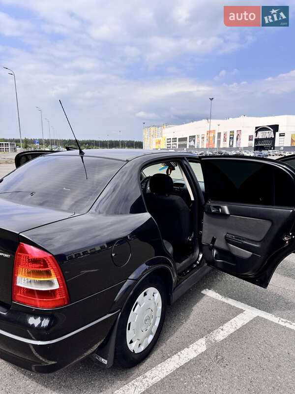 Седан Opel Astra 2006 в Киеве