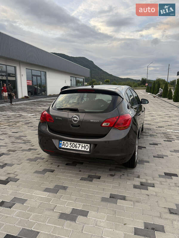 Хэтчбек Opel Astra 2011 в Ужгороде