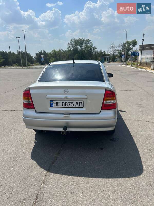 Седан Opel Astra 2005 в Новой Одессе