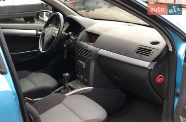 Хэтчбек Opel Astra 2005 в 