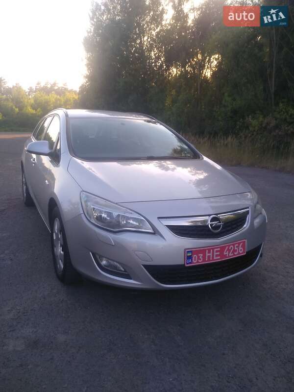 Универсал Opel Astra 2011 в Радивилове