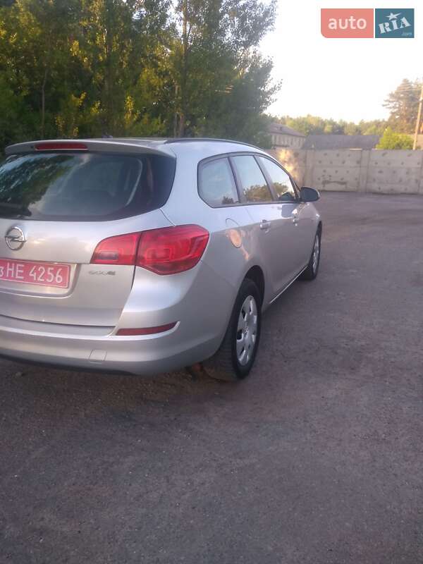 Универсал Opel Astra 2011 в Радивилове