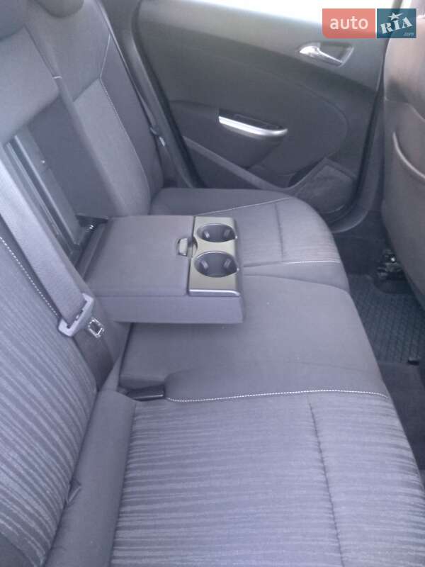 Универсал Opel Astra 2011 в Радивилове