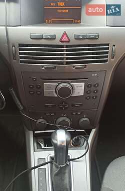 Хэтчбек Opel Astra 2005 в 