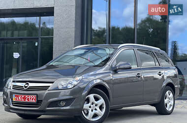 Універсал Opel Astra 2011 в Рівному