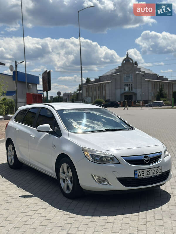 Универсал Opel Astra 2011 в Житомире