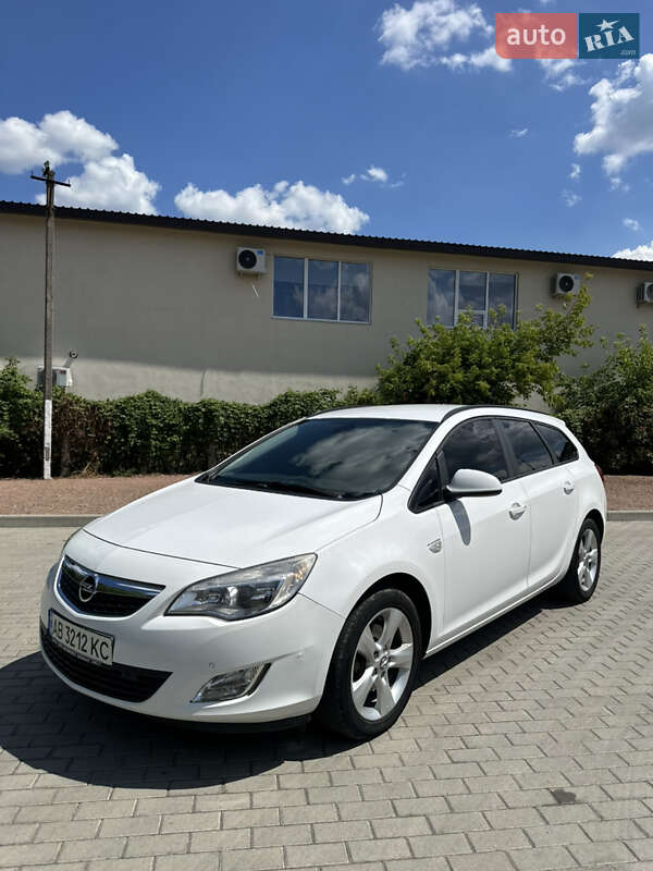 Универсал Opel Astra 2011 в Житомире