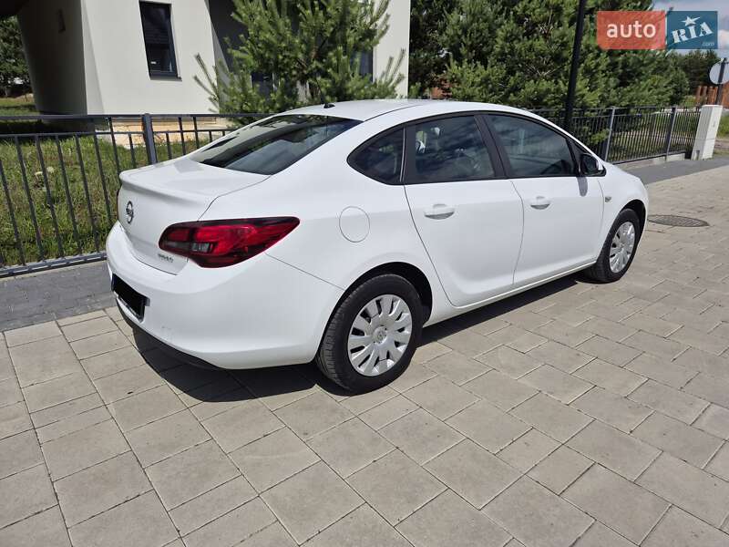 Седан Opel Astra 2017 в Львове
