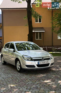 Хэтчбек Opel Astra 2004 в Тячеве