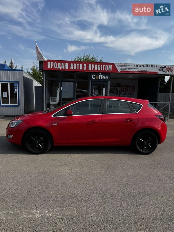 Хэтчбек Opel Astra 2011 в Каменке