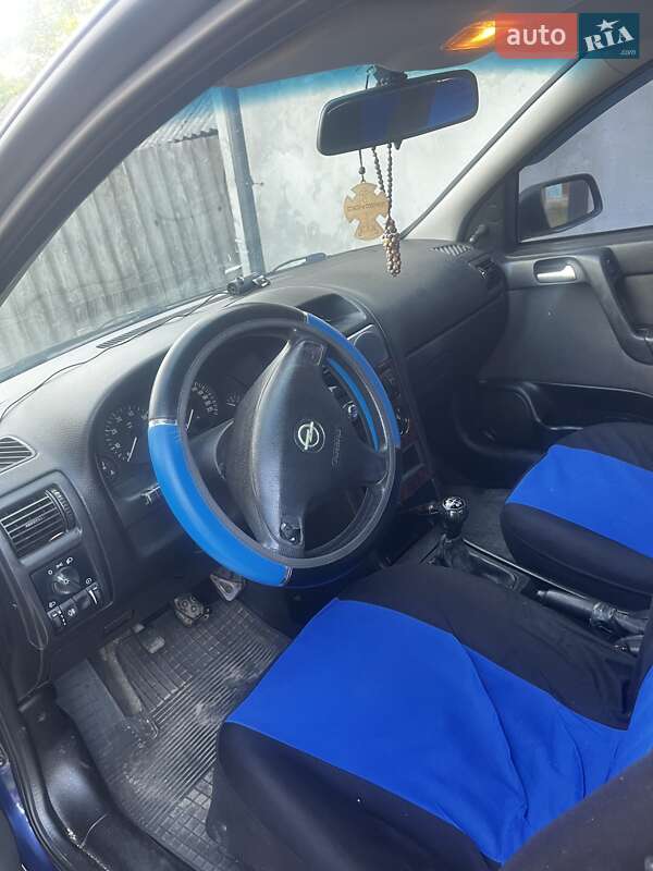 Седан Opel Astra 2004 в Золочеве