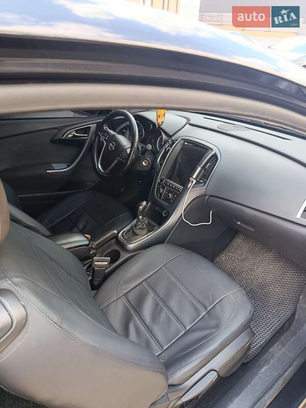 Хэтчбек Opel Astra 2013 в Вишневом