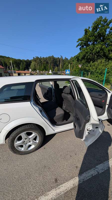 Універсал Opel Astra 2011 в Львові