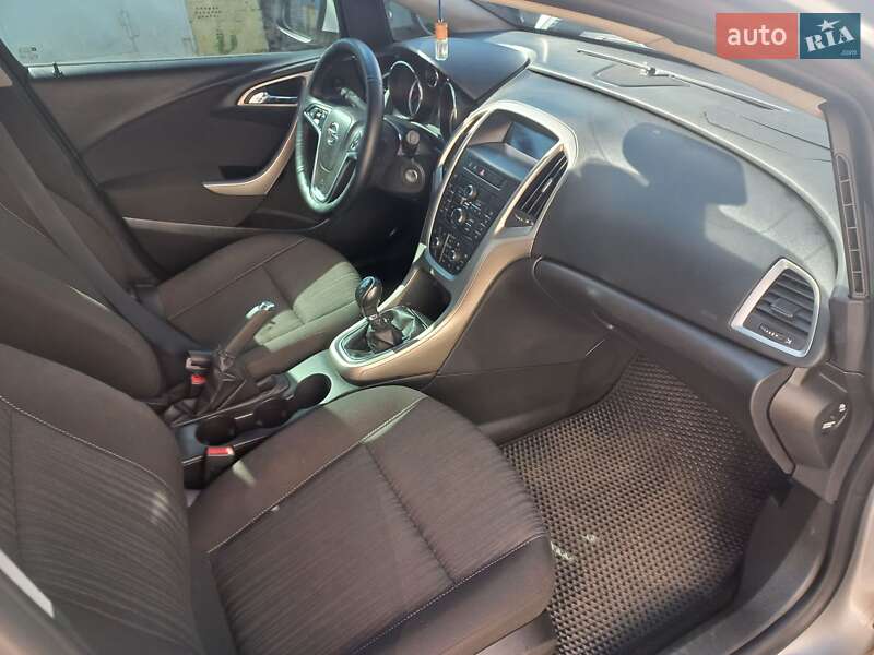 Универсал Opel Astra 2011 в Киеве