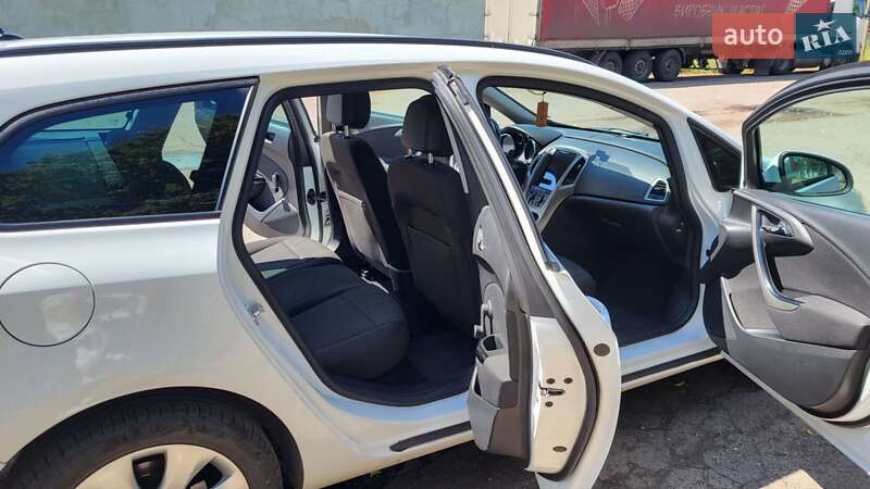 Універсал Opel Astra 2012 в Новопокровці