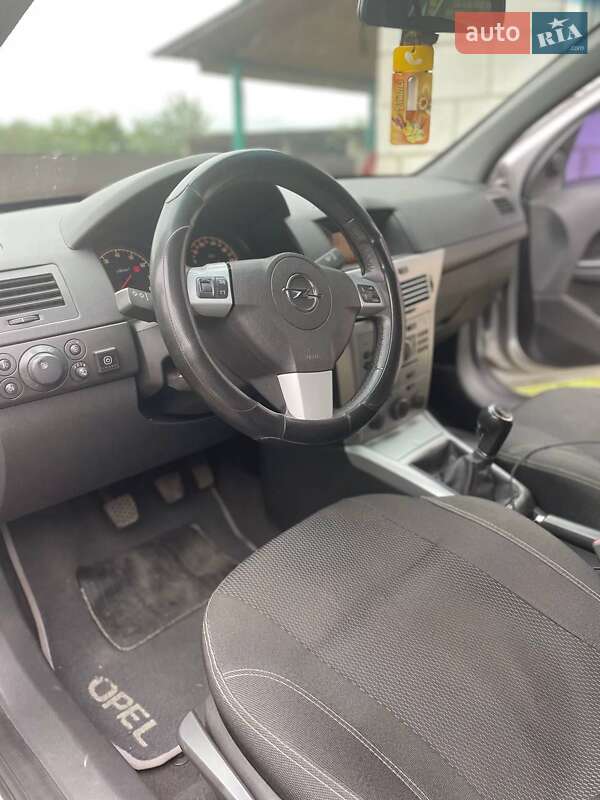 Универсал Opel Astra 2013 в Дымере