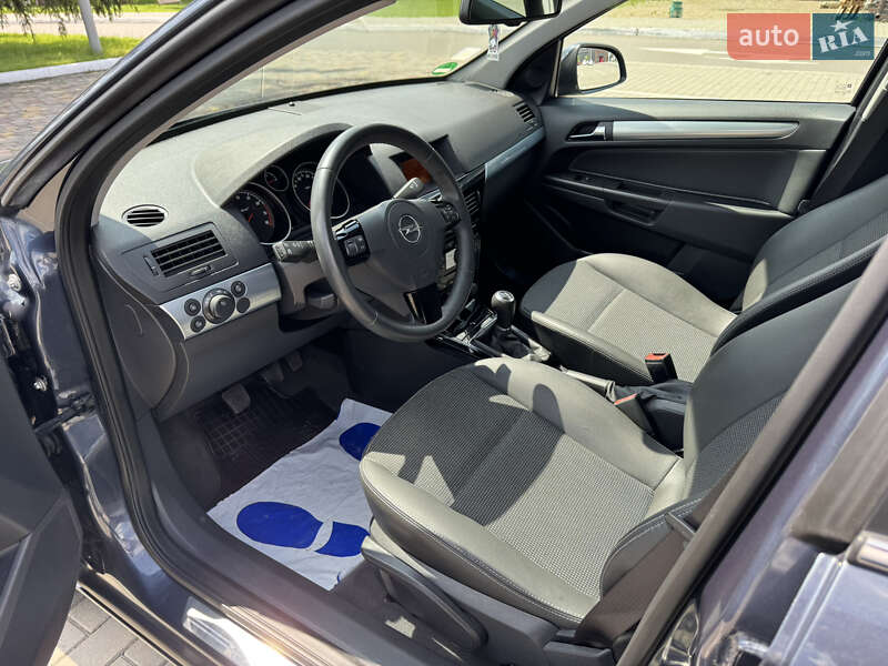 Универсал Opel Astra 2010 в Луцке