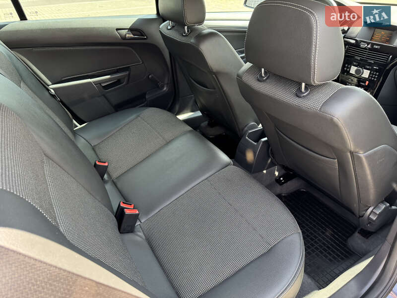 Универсал Opel Astra 2010 в Луцке