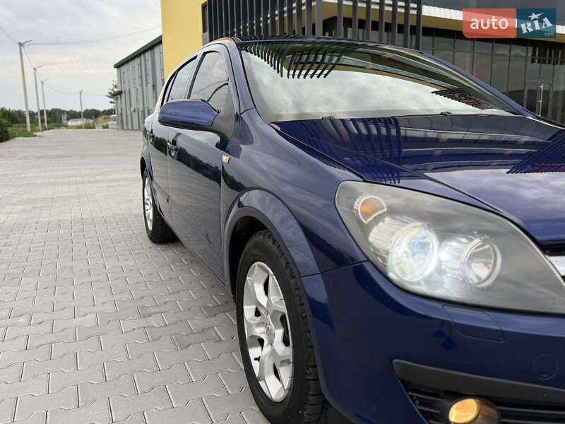 Хэтчбек Opel Astra 2006 в Черновцах