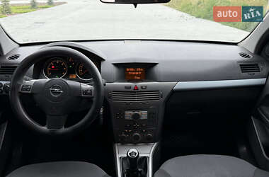Хэтчбек Opel Astra 2006 в 