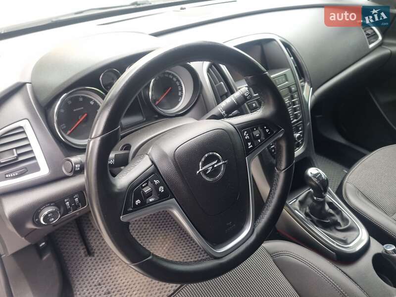 Універсал Opel Astra 2014 в Луцьку