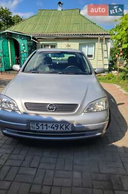 Хэтчбек Opel Astra 2003 в 