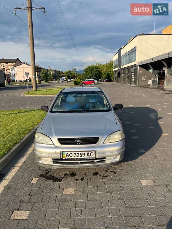 Седан Opel Astra 2005 в Ужгороде