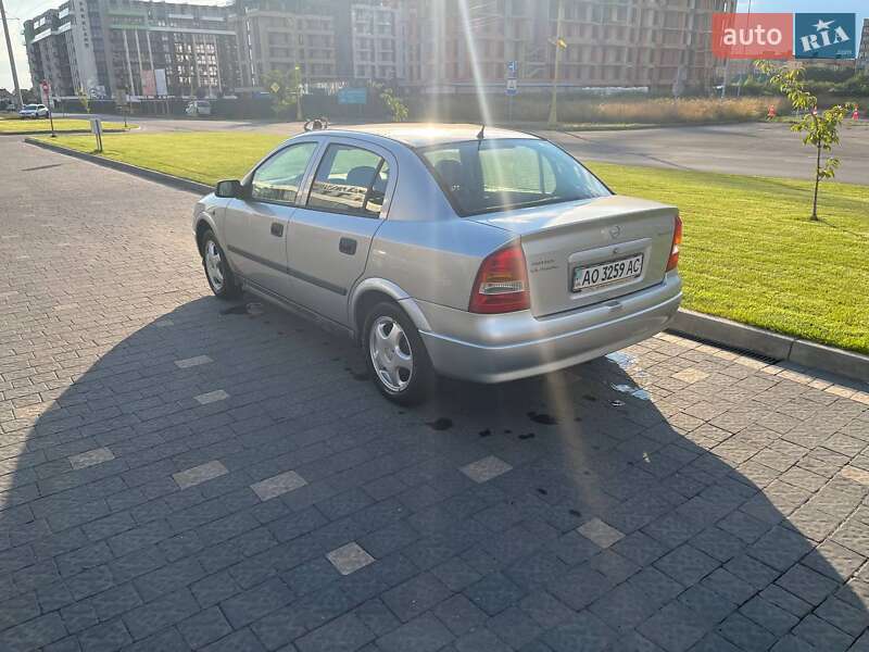 Седан Opel Astra 2005 в Ужгороде