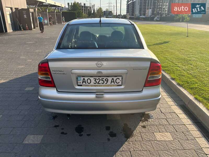 Седан Opel Astra 2005 в Ужгороде