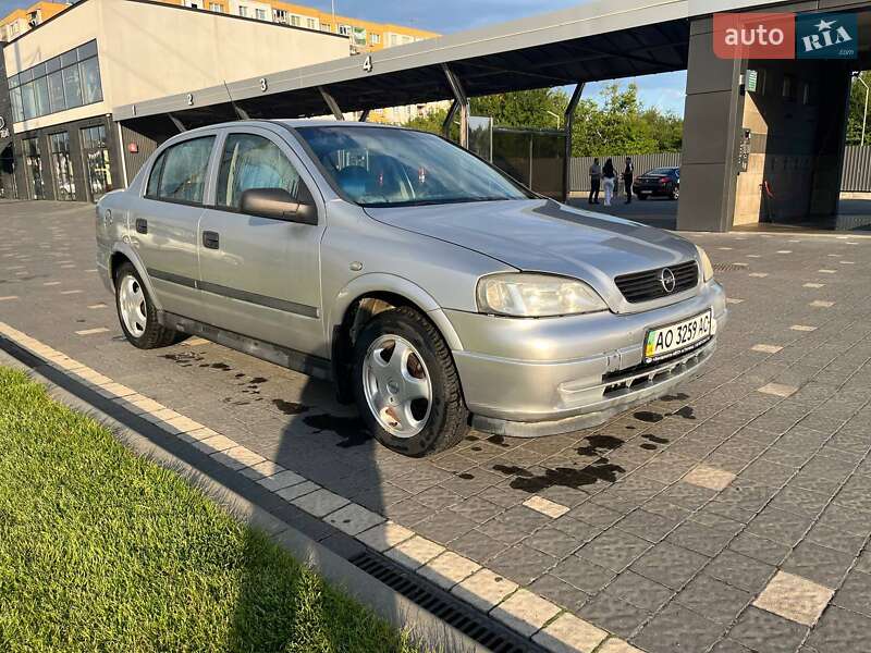 Седан Opel Astra 2005 в Ужгороде