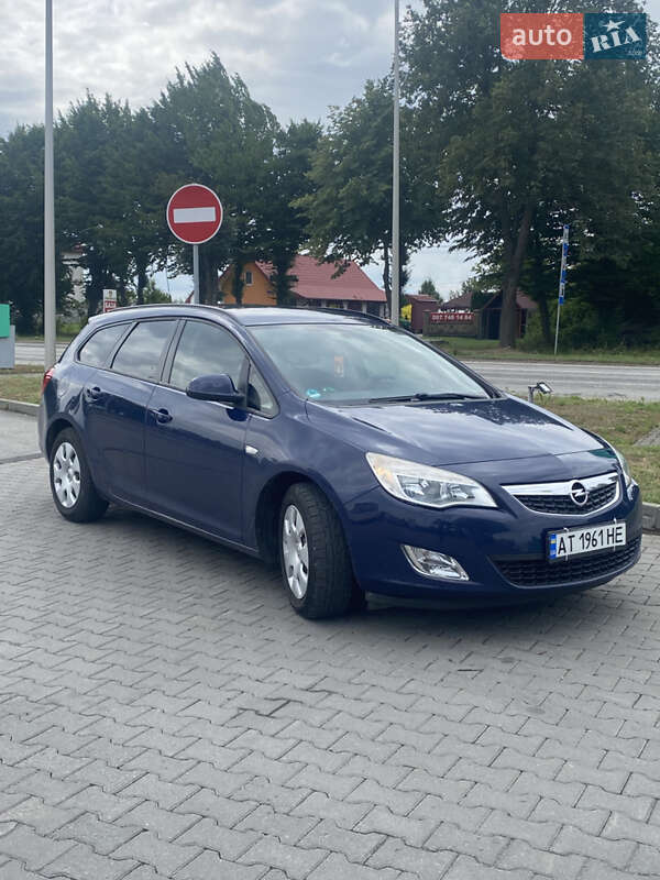 Универсал Opel Astra 2011 в Ивано-Франковске
