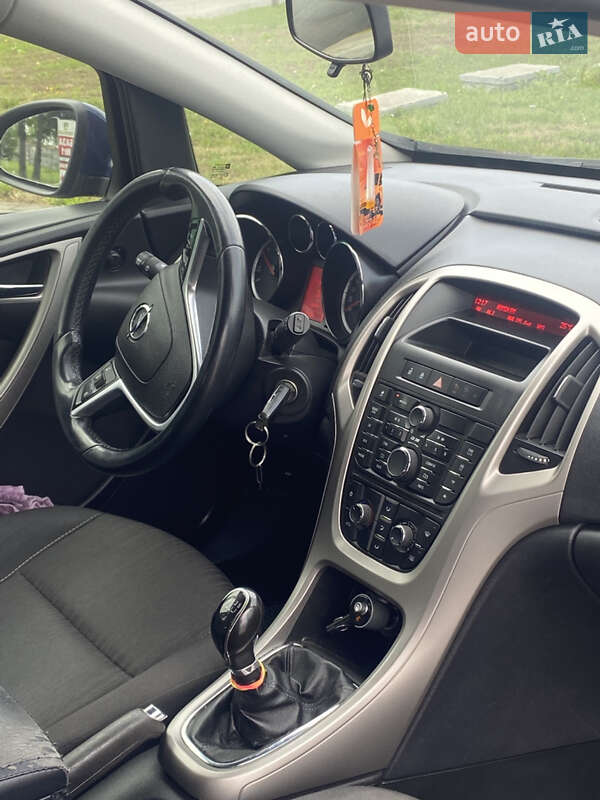 Универсал Opel Astra 2011 в Ивано-Франковске