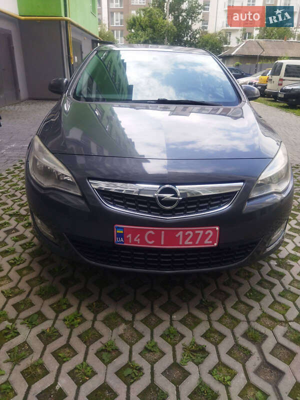 Хэтчбек Opel Astra 2011 в 