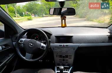 Хэтчбек Opel Astra 2004 в 