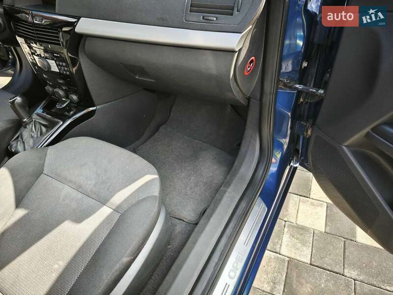 Универсал Opel Astra 2010 в Изяславе