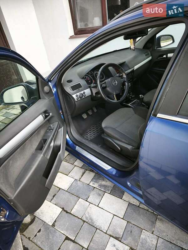 Универсал Opel Astra 2010 в Изяславе