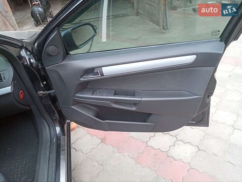 Универсал Opel Astra 2006 в Ровно