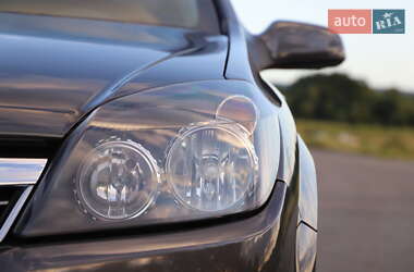 Хэтчбек Opel Astra 2010 в 