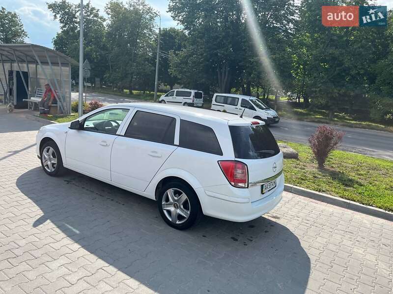 Універсал Opel Astra 2012 в Тернополі