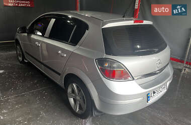 Хэтчбек Opel Astra 2012 в 