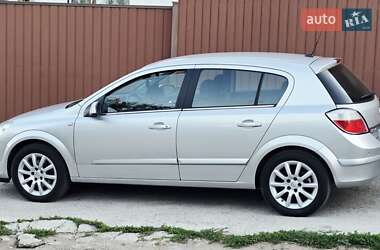 Хэтчбек Opel Astra 2004 в 