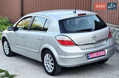 Хэтчбек Opel Astra 2004 в 