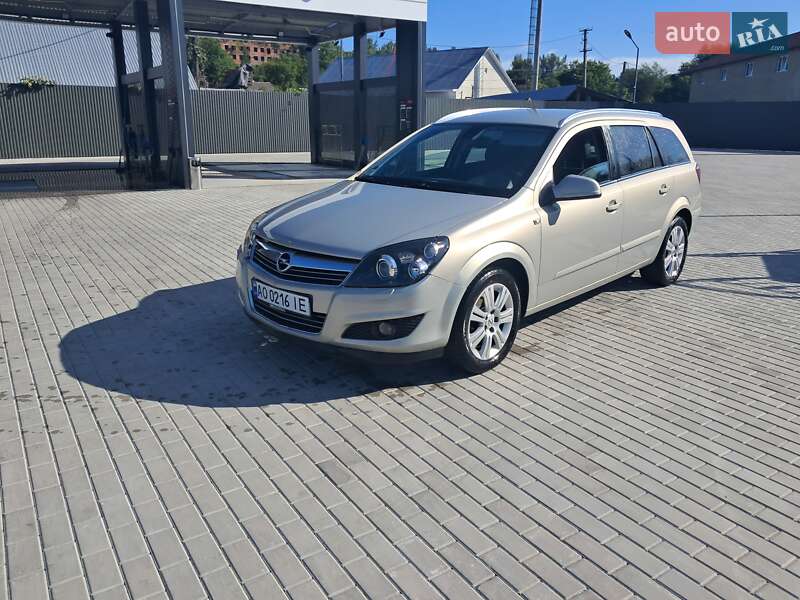 Універсал Opel Astra 2010 в Хусті
