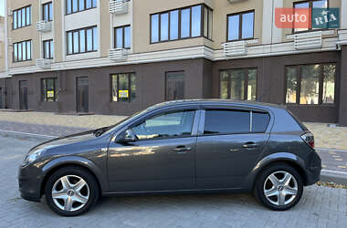 Хэтчбек Opel Astra 2012 в 