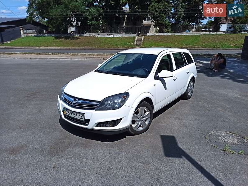 Универсал Opel Astra 2012 в Чернигове