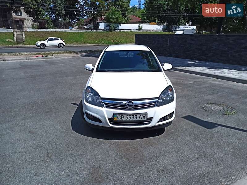 Универсал Opel Astra 2012 в Чернигове